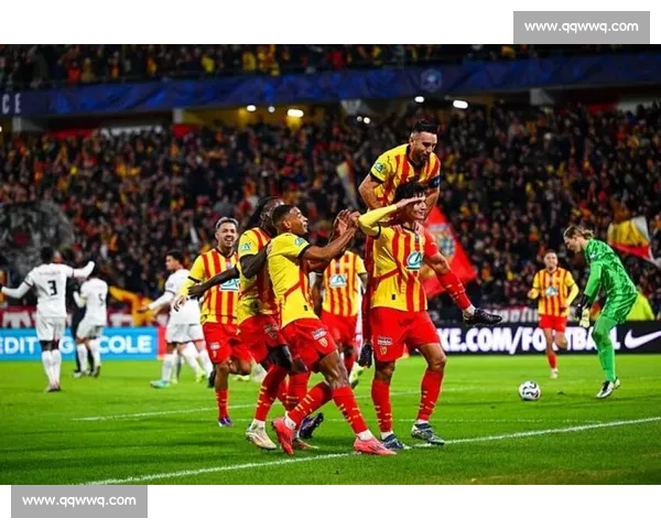 朗斯主场硬碰大巴黎争冠悬念与法甲格局之夜强强对话引爆关键一战